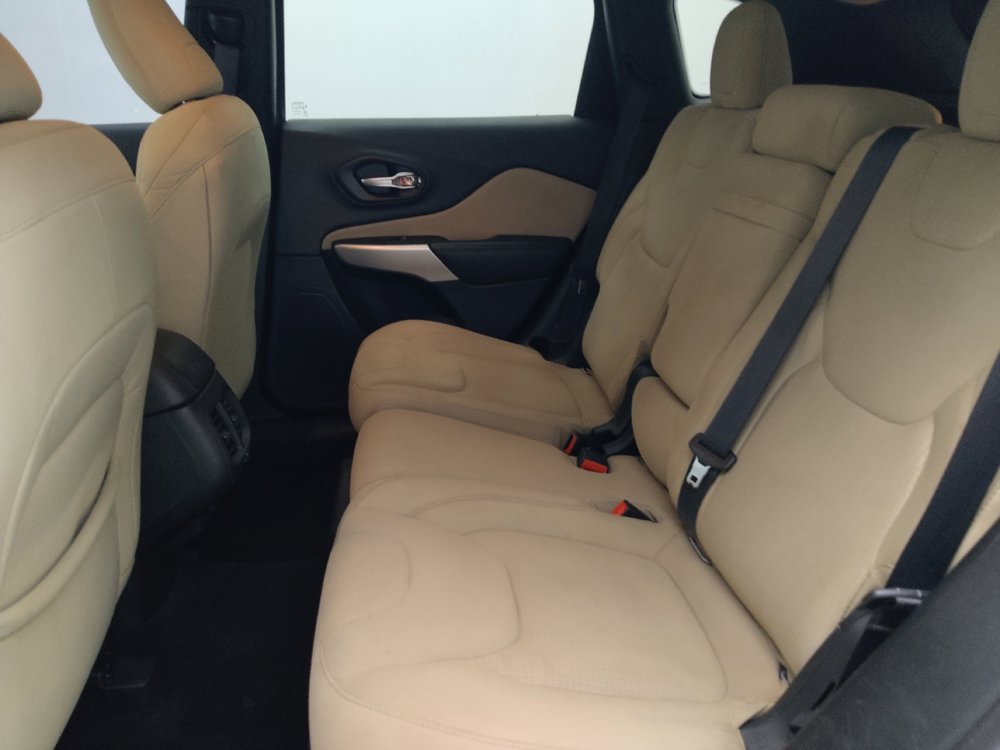 Used 2017 Jeep Cherokee Latitude FWD image 18