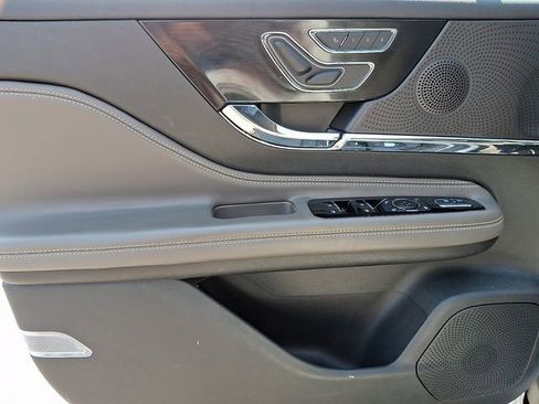 Certified 2025 Lincoln Corsair Reserve w/ Jet Appearance Package AWD/4WD image 13