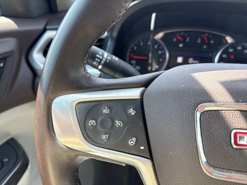 Used 2023 GMC Acadia SLT w/ Preferred Package FWD image 32