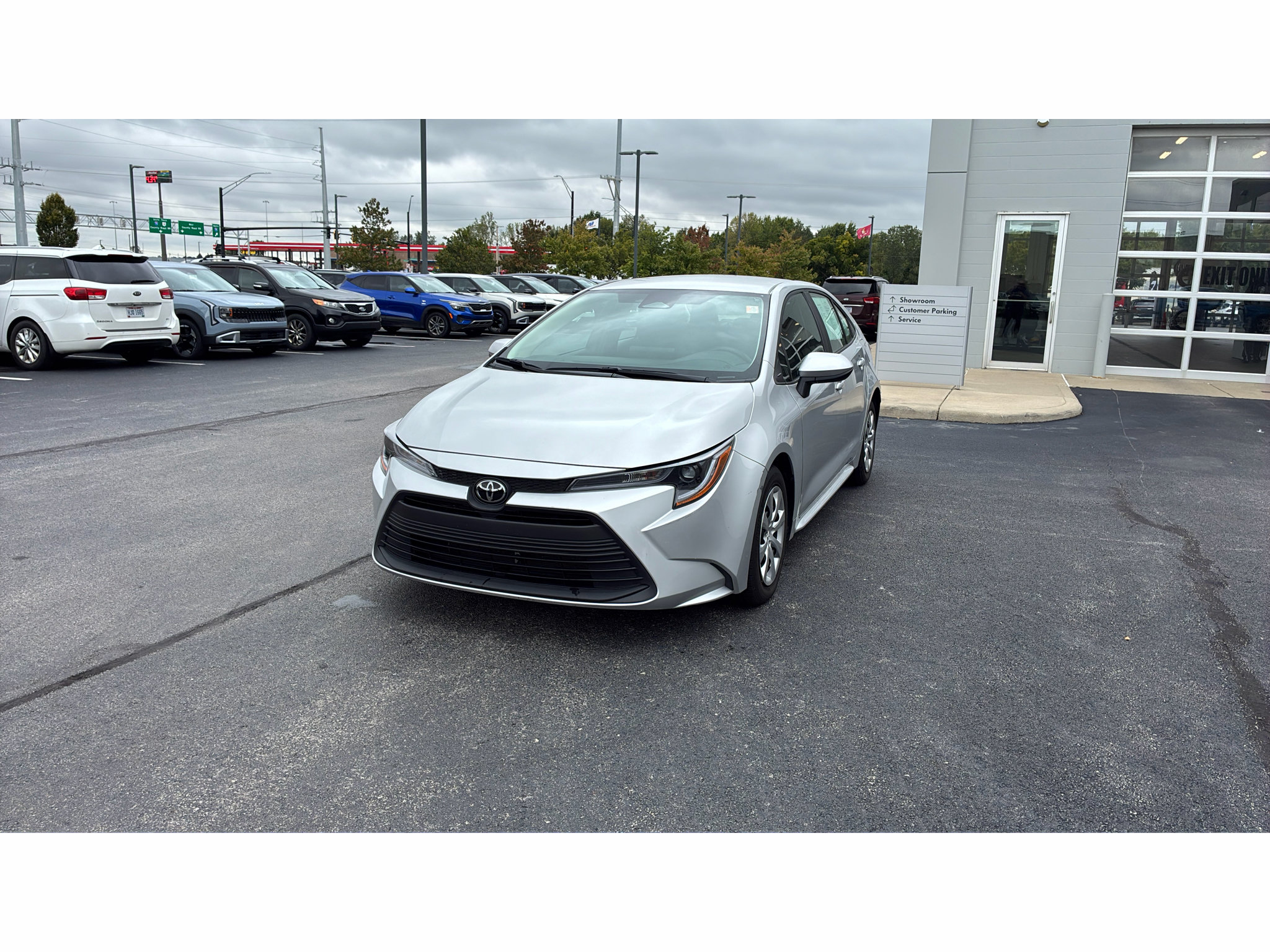 Used 2025 Toyota Corolla LE FWD image 3