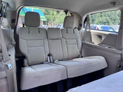 Used 2015 Dodge Grand Caravan American Value Package w/ UConnect Hands-Free Group FWD image 15