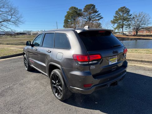Used 2019 Jeep Grand Cherokee Altitude image 3