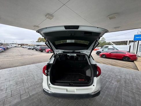 Used 2023 GMC Terrain SLT w/ Infotainment Package II image 8