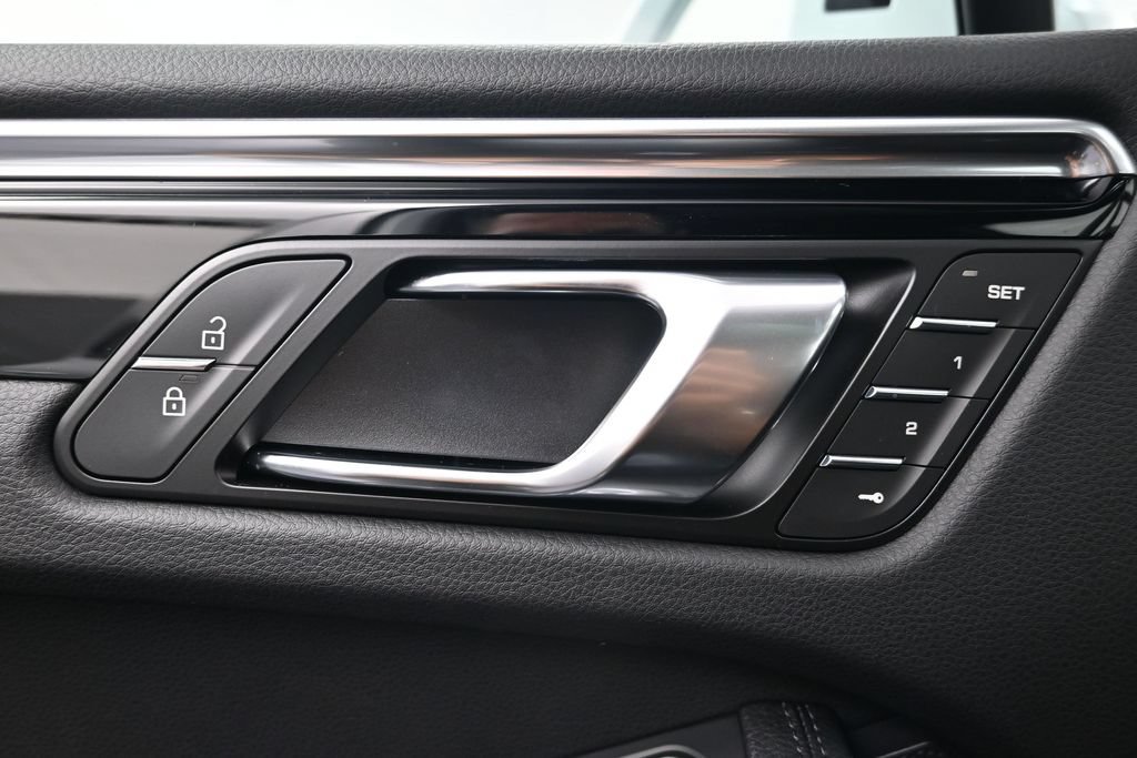 Certified 2026 Porsche Macan AWD/4WD image 18