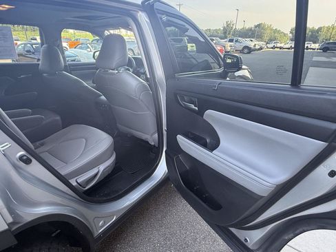 Used 2023 Toyota Highlander XLE FWD image 25