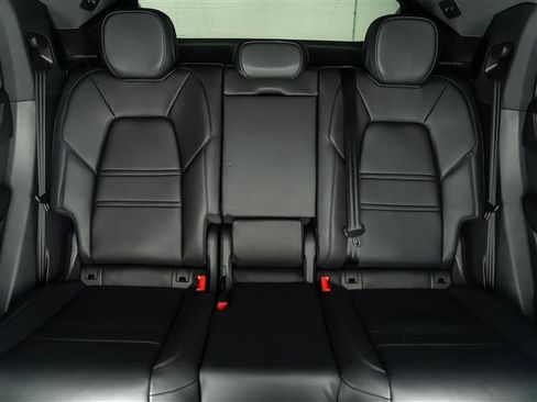 Certified 2025 Porsche Cayenne Coupe AWD/4WD image 31