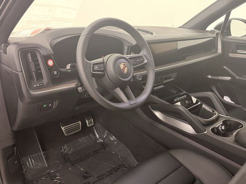 Used 2025 Porsche Cayenne image 4