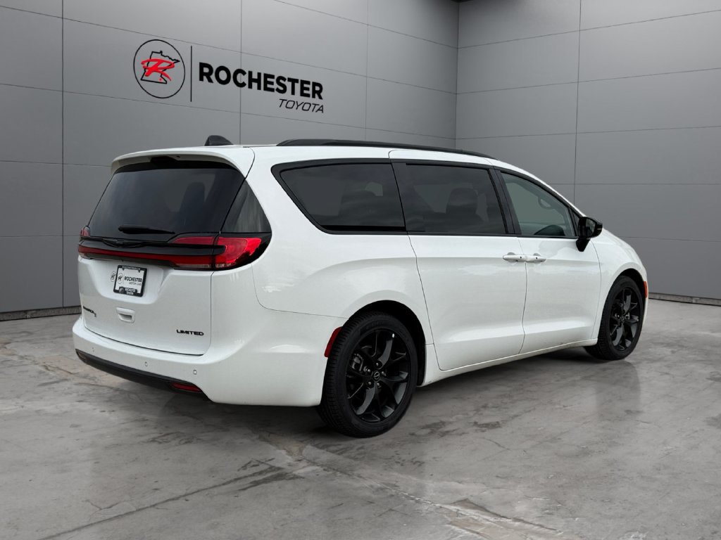 Used 2025 Chrysler Pacifica Limited FWD image 5
