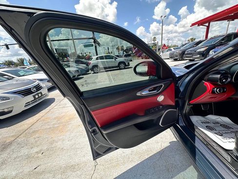 Used 2019 Alfa Romeo Giulia Ti Sport w/ Quick Order Package 22S Sport AWD/4WD image 11