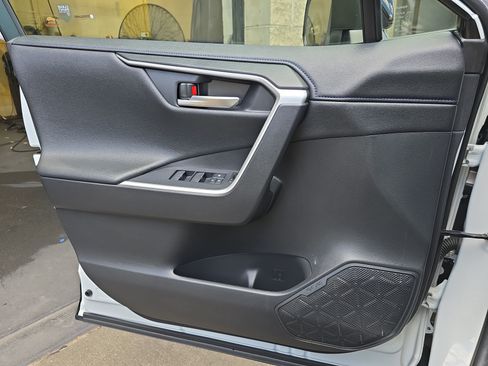 Used 2025 Toyota RAV4 XSE AWD/4WD image 25