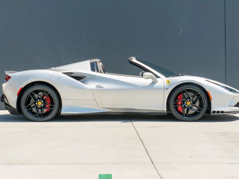 Used 2022 Ferrari F8 Tributo RWD image 7