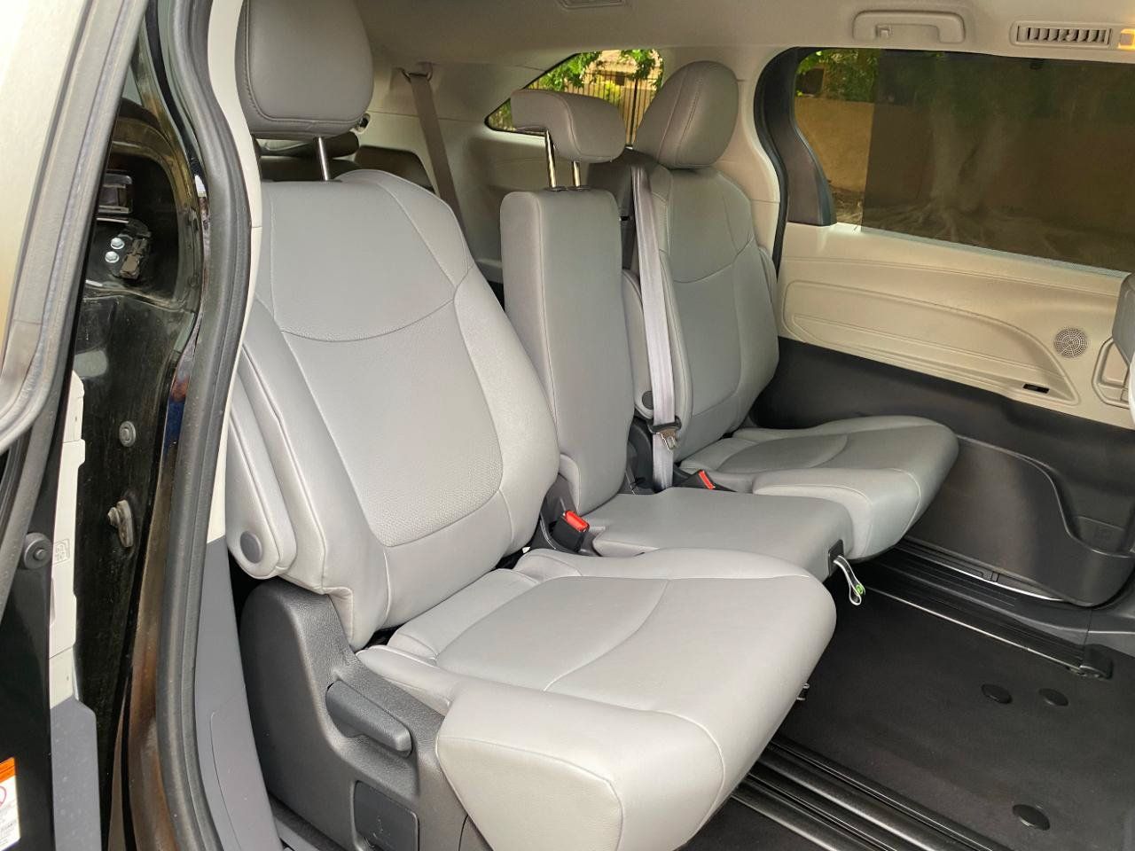 Used 2024 Toyota Sienna XLE FWD image 45