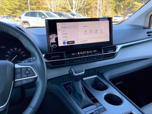 Used 2025 Toyota Sienna XLE image 7