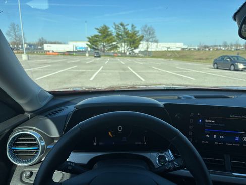 Used 2025 Chevrolet Trax LT w/ LT Convenience Package image 33