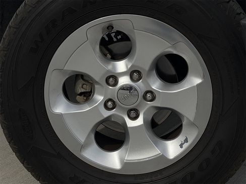 Used 2015 Jeep Wrangler Unlimited Sahara w/ Connectivity Group image 9