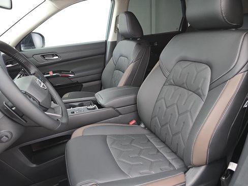 New 2026 Nissan Pathfinder Platinum image 16