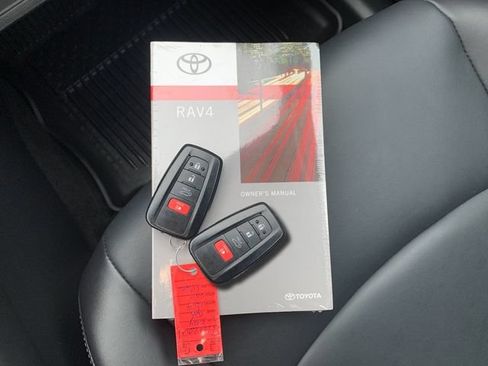 Used 2025 Toyota RAV4 XLE AWD/4WD image 9