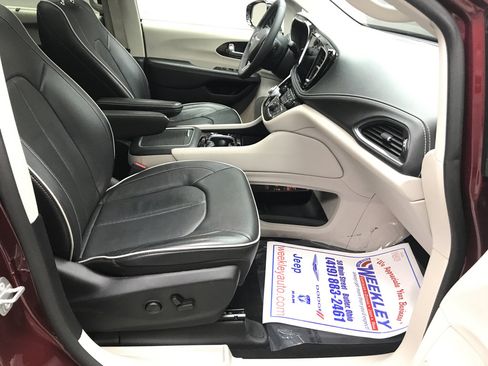 Used 2023 Chrysler Pacifica Limited image 17