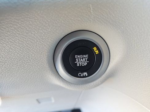 Used 2024 Chrysler Pacifica Touring-L FWD image 17
