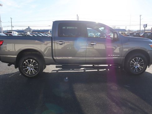 Used 2021 Nissan Titan SV w/ SV Convenience Package image 6