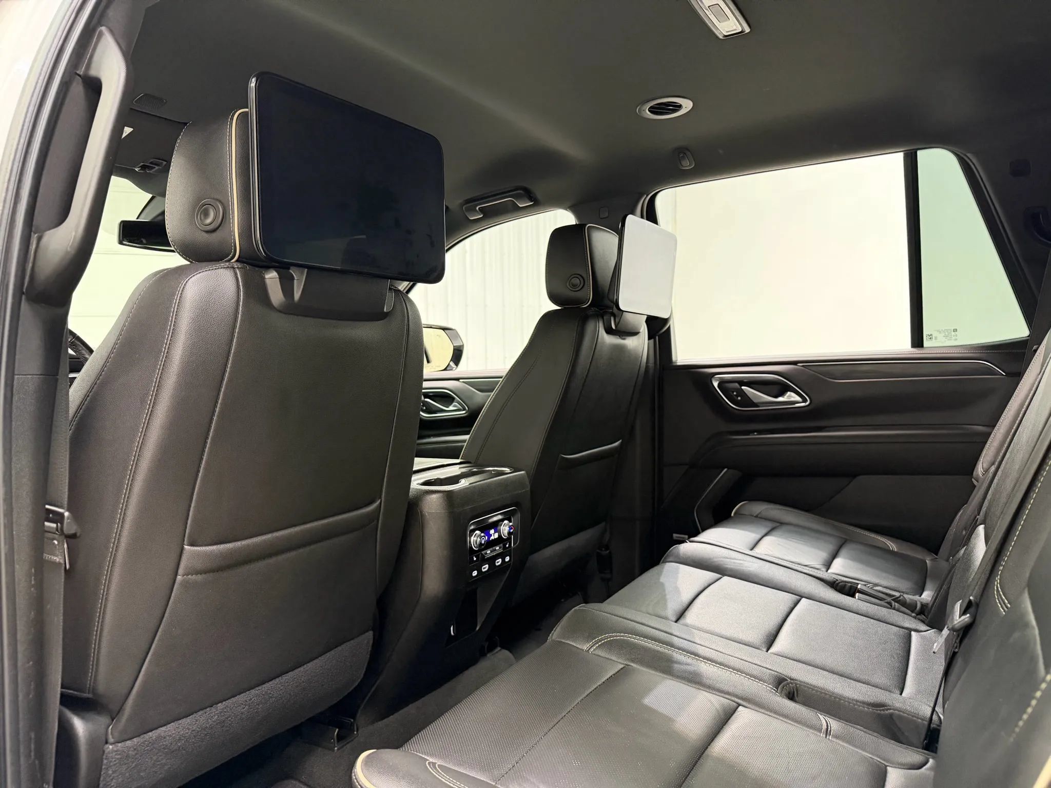 Used 2021 GMC Yukon SLT w/ Rear Media and Nav Package AWD/4WD image 16