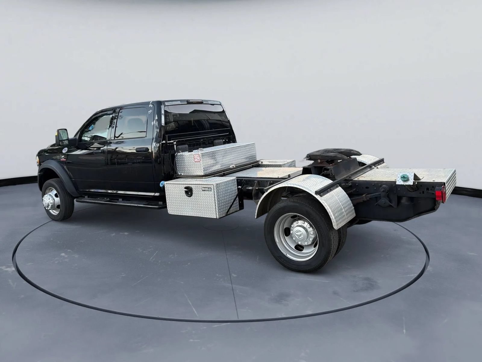 Used 2024 RAM 5500 Tradesman w/ Chrome Appearance Group AWD/4WD image 3