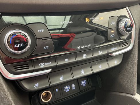 Used 2020 Hyundai Santa Fe Limited image 12