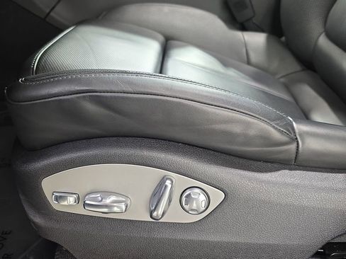 Certified 2025 Porsche Macan image 23