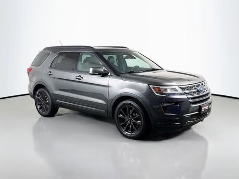 Used 2019 Ford Explorer XLT w/ XLT Sport Appearance Package AWD/4WD image 2