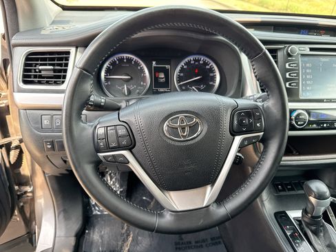 Used 2017 Toyota Highlander XLE FWD image 14