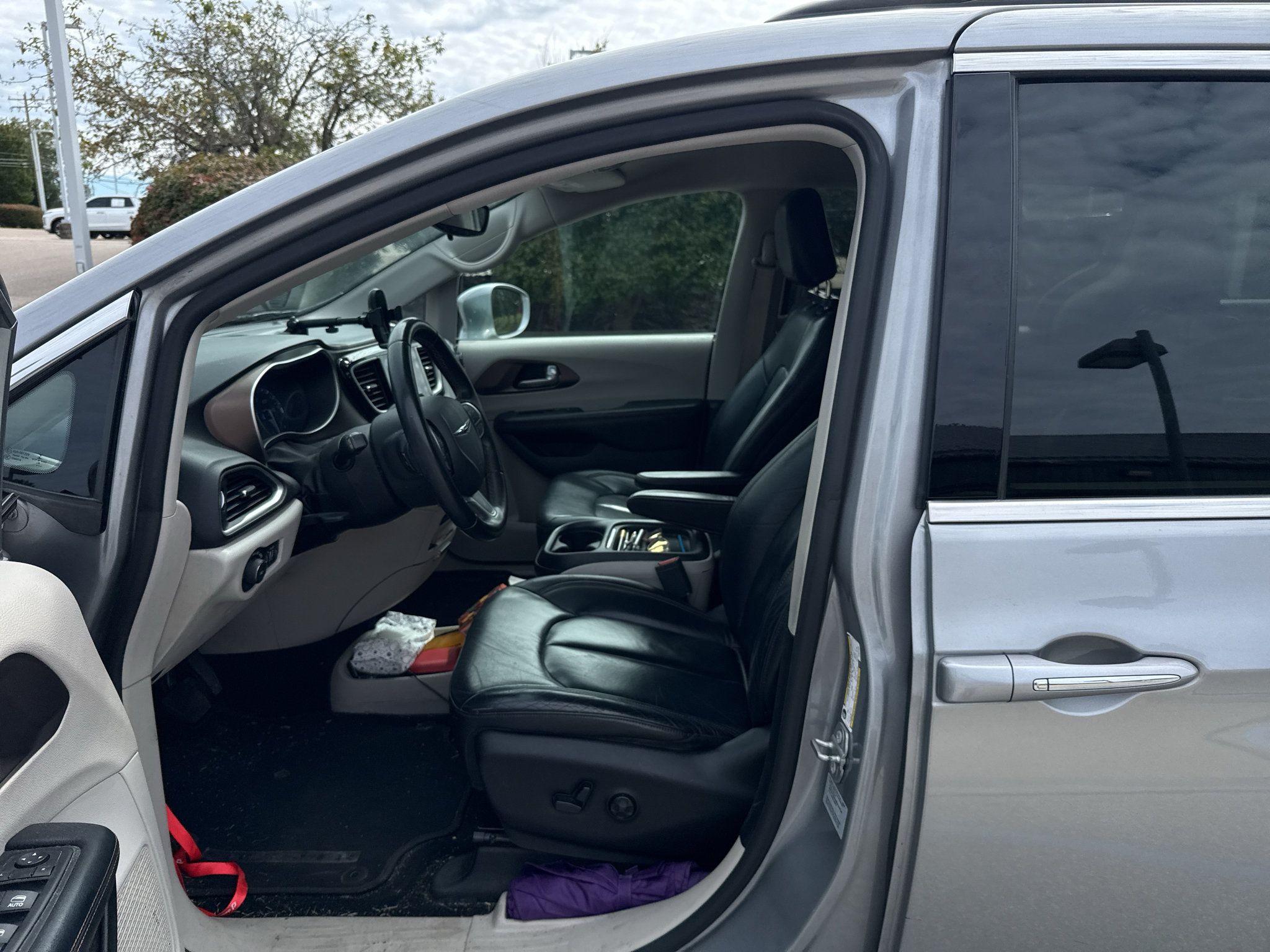 Used 2017 Chrysler Pacifica Touring-L FWD image 9