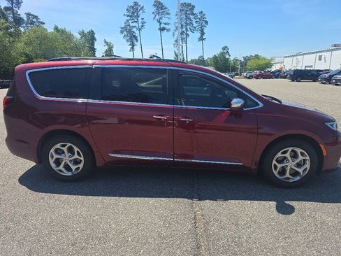 Used 2022 Chrysler Pacifica Limited FWD image 4