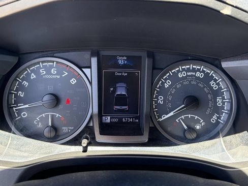 Used 2018 Toyota Tacoma TRD Sport AWD/4WD image 33