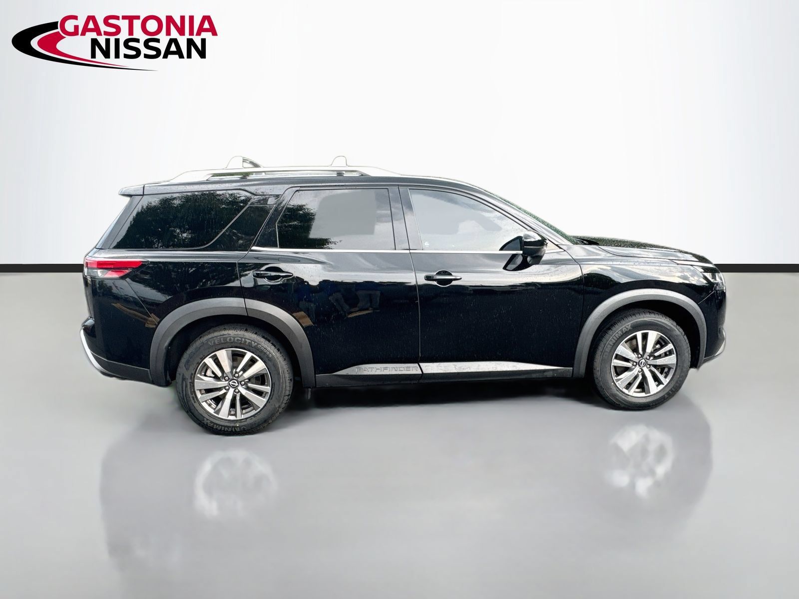 Used 2022 Nissan Pathfinder SL w/ Lighting Package (N92) FWD image 10
