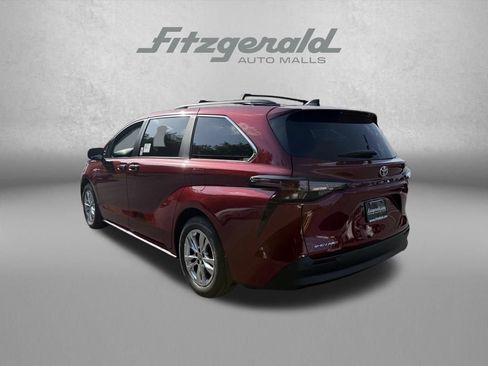 Used 2026 Toyota Sienna XLE AWD/4WD image 5
