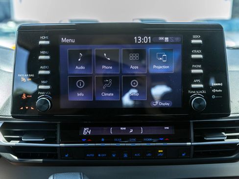 Used 2022 Toyota Sienna XLE AWD/4WD image 28