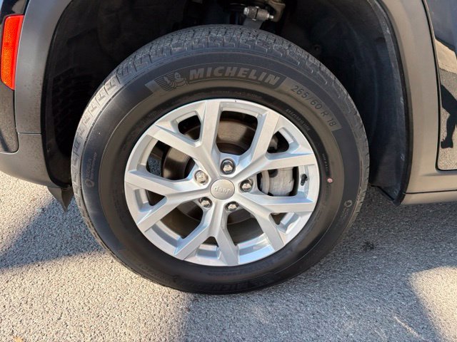 Used 2023 Jeep Grand Cherokee Limited w/ Trailer Tow Prep Group (B) AWD/4WD image 13