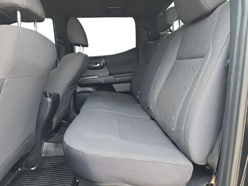 Used 2018 Toyota Tacoma TRD Off-Road AWD/4WD image 15
