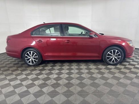 Used 2017 Volkswagen Jetta SE image 2