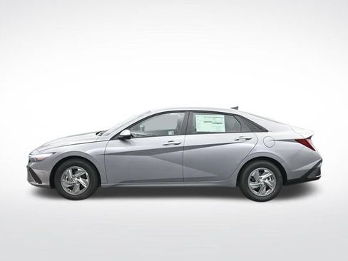 Used 2025 Hyundai Elantra SE FWD image 4