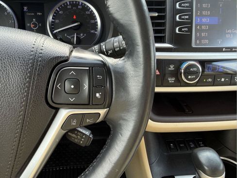 Used 2019 Toyota Highlander XLE AWD/4WD image 14