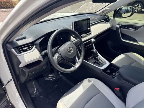 Used 2020 Toyota RAV4 Limited FWD image 11