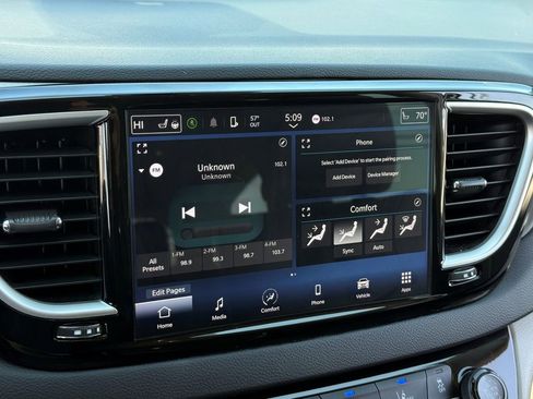 Used 2024 Chrysler Pacifica Touring-L image 23