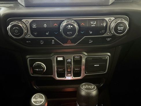 Used 2018 Jeep Wrangler Unlimited Sahara w/ Uconnect 4C Nav & Sound Group image 16