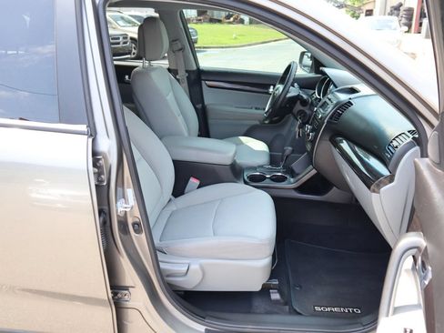 Used 2013 Kia Sorento LX FWD image 17