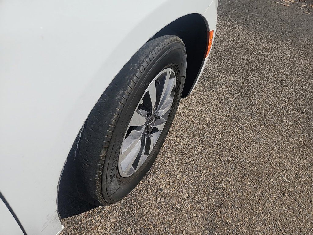 Used 2023 Chrysler Pacifica Limited FWD image 15