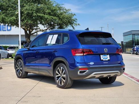 Used 2023 Volkswagen Taos SE w/ Panoramic Sunroof Package FWD image 4