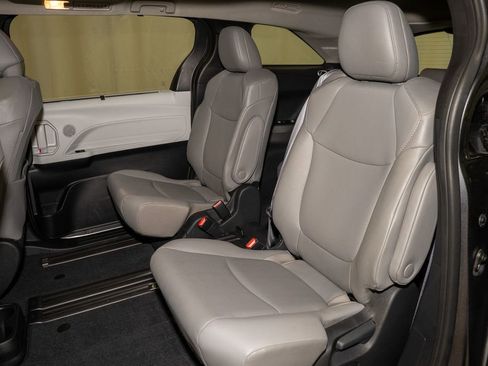 Used 2025 Toyota Sienna XLE image 11