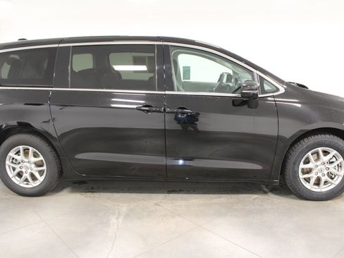 Used 2024 Chrysler Pacifica Touring-L image 11