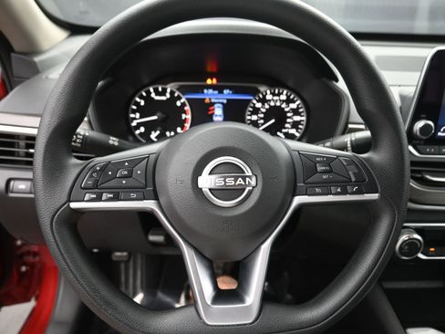 Used 2024 Nissan Altima 2.5 SV image 16